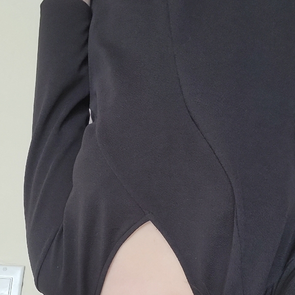 Elegant Black V-Neck Top by Guillaume – Classic, Stylish & Versatile Wardrobe Es - Picture 7 of 11